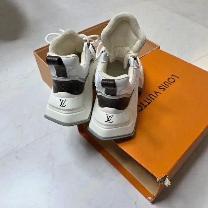 [SOLD OUT] 정품 상태좋음 루이비통 화이트 롤링 스니커즈 풀박스