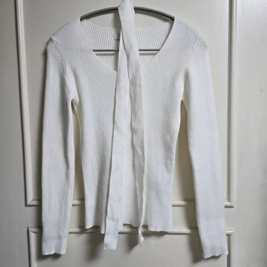 [BUNJANG] Mongdol V-Neck Slim Ribbed Knit Top / 몽돌 브이넥 슬림 골지 니트 탑