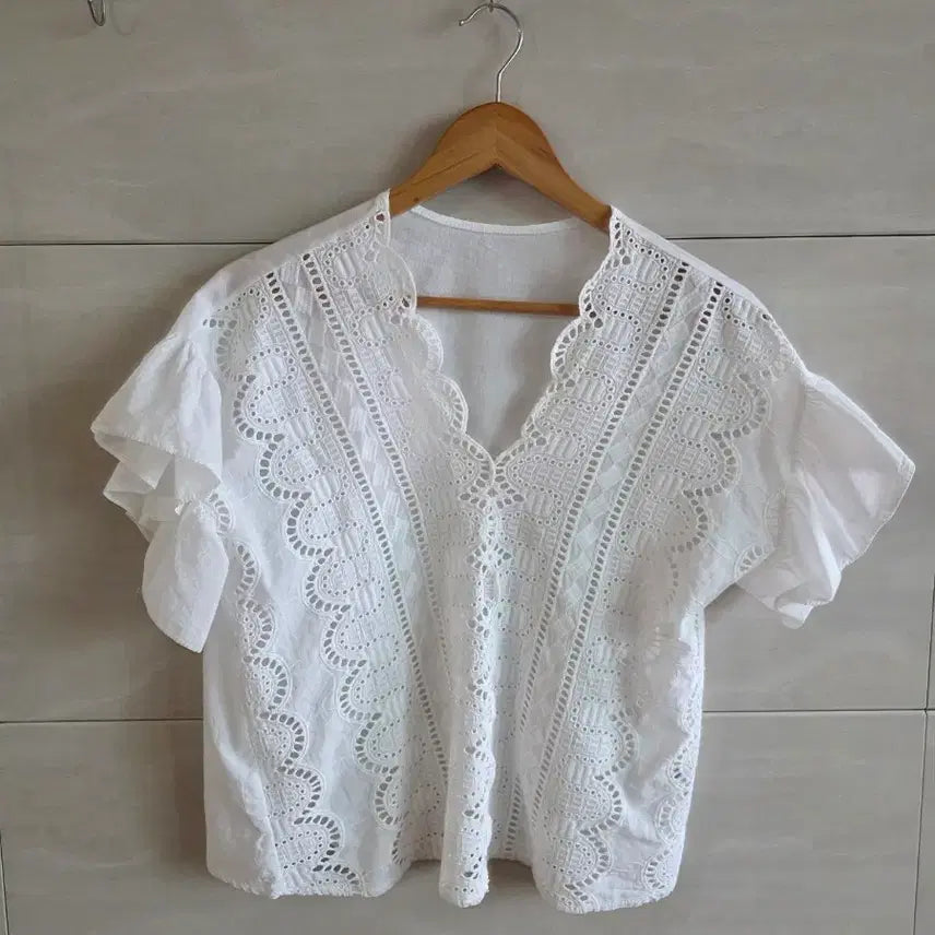 [BUNJANG] White Eyelet Blouse Short Sleeve Lace Punching / 화이트 아일렛 블라우스 반팔 레이스 펀칭