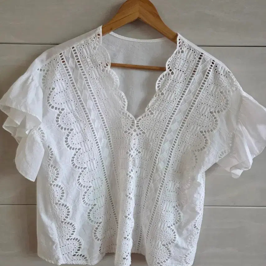 [BUNJANG] White Eyelet Blouse Short Sleeve Lace Punching / 화이트 아일렛 블라우스 반팔 레이스 펀칭