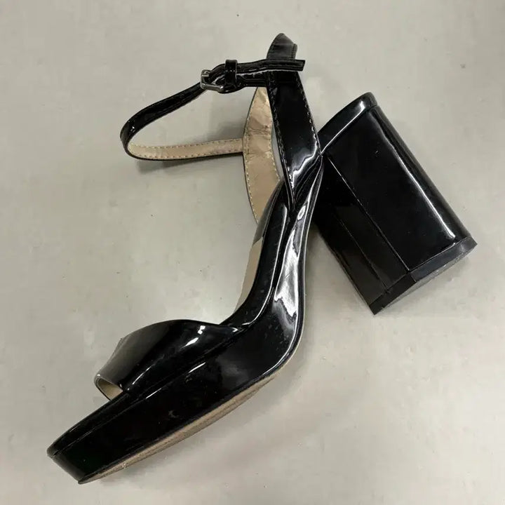 [BUNJANG] Black Enamel Heel Sandals / 블랙 에나멜 힐 샌들