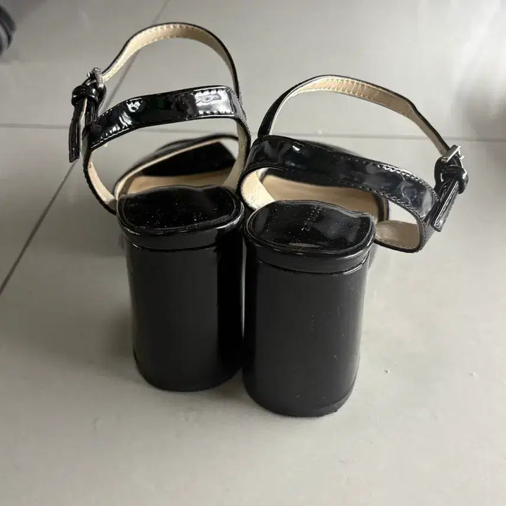 [BUNJANG] Black Enamel Heel Sandals / 블랙 에나멜 힐 샌들