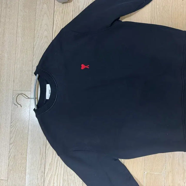 [SOLD OUT] 아미 스몰 하트 로고 스웨트셔츠 블랙
