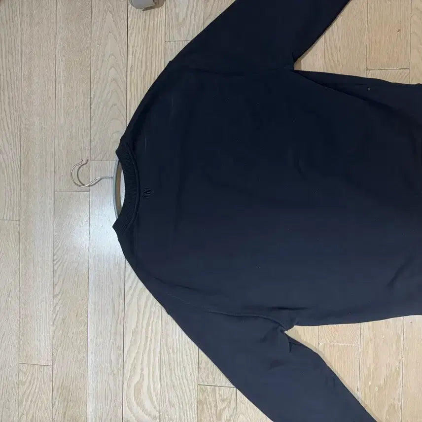 [SOLD OUT] 아미 스몰 하트 로고 스웨트셔츠 블랙