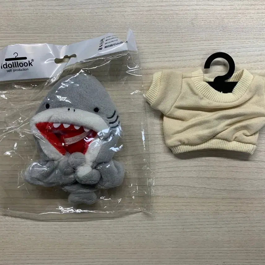 [BUNJANG] Idol Look 10cm Doll Shark Cape &amp; Beige Sweatshirt Bundle Set / 아이돌룩 10cm 인형용 상어 망토, 베이지 맨투맨 일괄 처분합니다