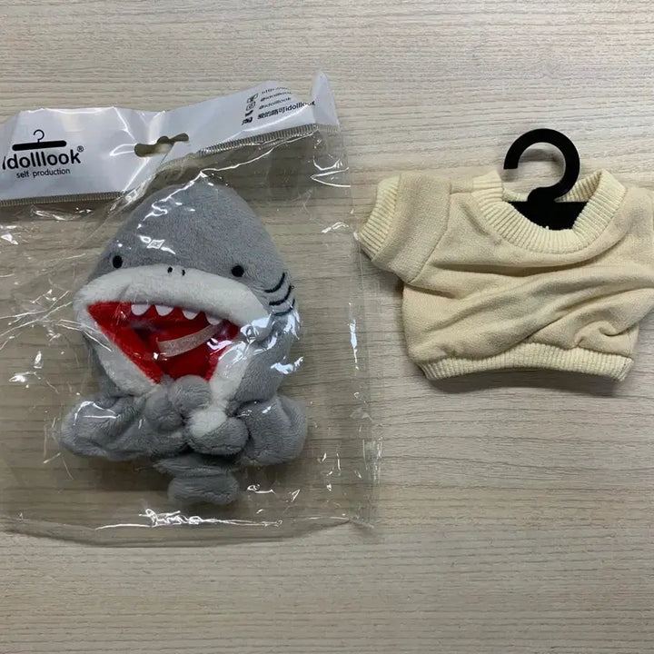 [BUNJANG] Idol Look 10cm Doll Shark Cape &amp; Beige Sweatshirt Bundle Set / 아이돌룩 10cm 인형용 상어 망토, 베이지 맨투맨 일괄 처분합니다