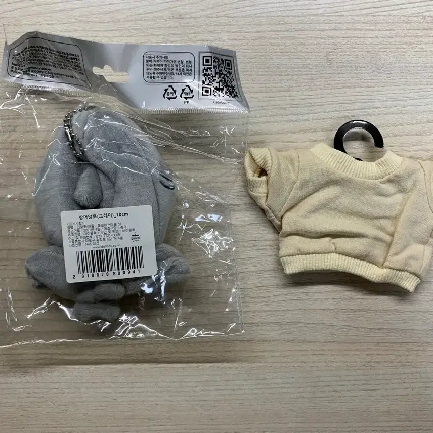 [BUNJANG] Idol Look 10cm Doll Shark Cape &amp; Beige Sweatshirt Bundle Set / 아이돌룩 10cm 인형용 상어 망토, 베이지 맨투맨 일괄 처분합니다