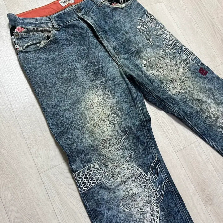 [BUNJANG] Karakuri Tamashii Vampi Dragon Embroidered Denim Pants / 카라쿠리 타마시 뱀피 용자수 데님팬츠
