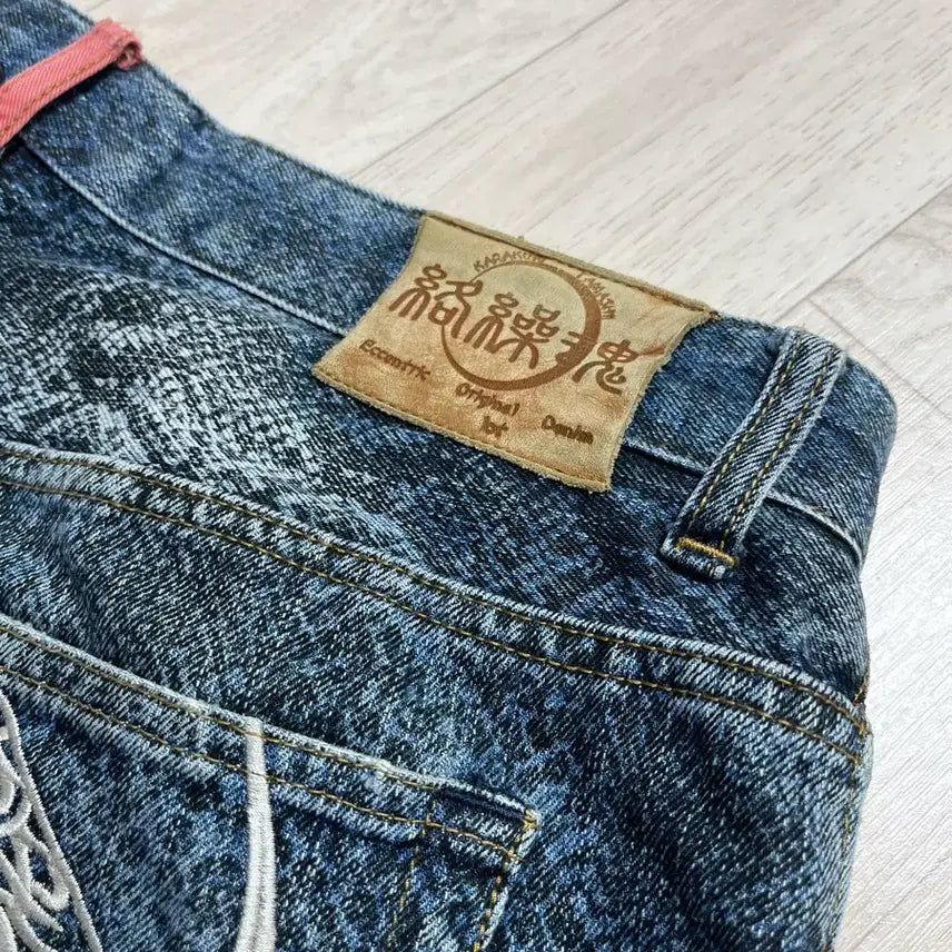 [BUNJANG] Karakuri Tamashii Vampi Dragon Embroidered Denim Pants / 카라쿠리 타마시 뱀피 용자수 데님팬츠