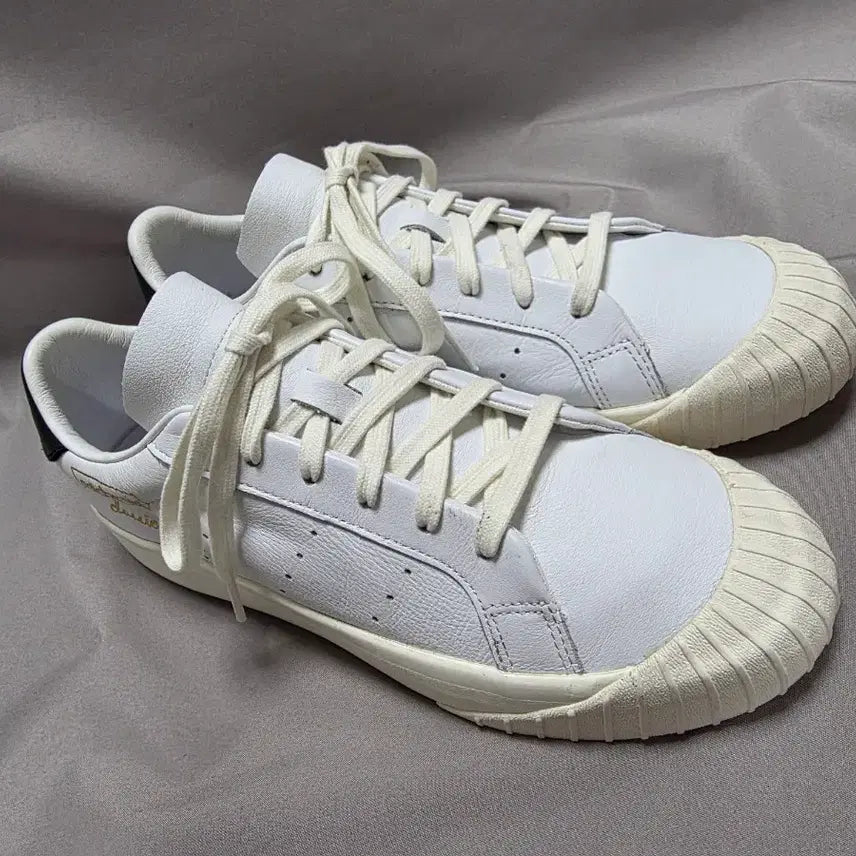 [BUNJANG] Adidas Everlin Classic Sneakers / 아디다스 에버린 클래식 스니커즈 [255mm]