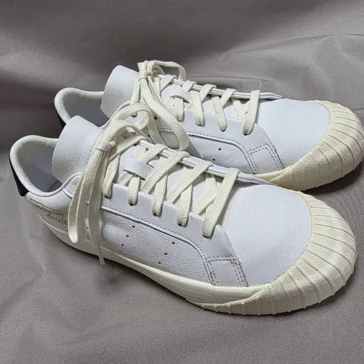 [BUNJANG] Adidas Everlin Classic Sneakers / 아디다스 에버린 클래식 스니커즈 [255mm]