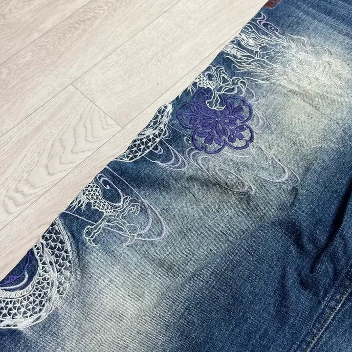 [BUNJANG] Karakuri Tamashii Dragon and Carp Embroidered Denim Pants / 카라쿠리 타마시 용, 잉어 자수 데님팬츠