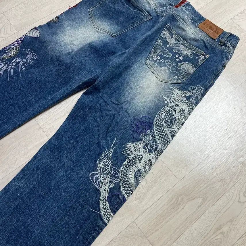[BUNJANG] Karakuri Tamashii Dragon and Carp Embroidered Denim Pants / 카라쿠리 타마시 용, 잉어 자수 데님팬츠