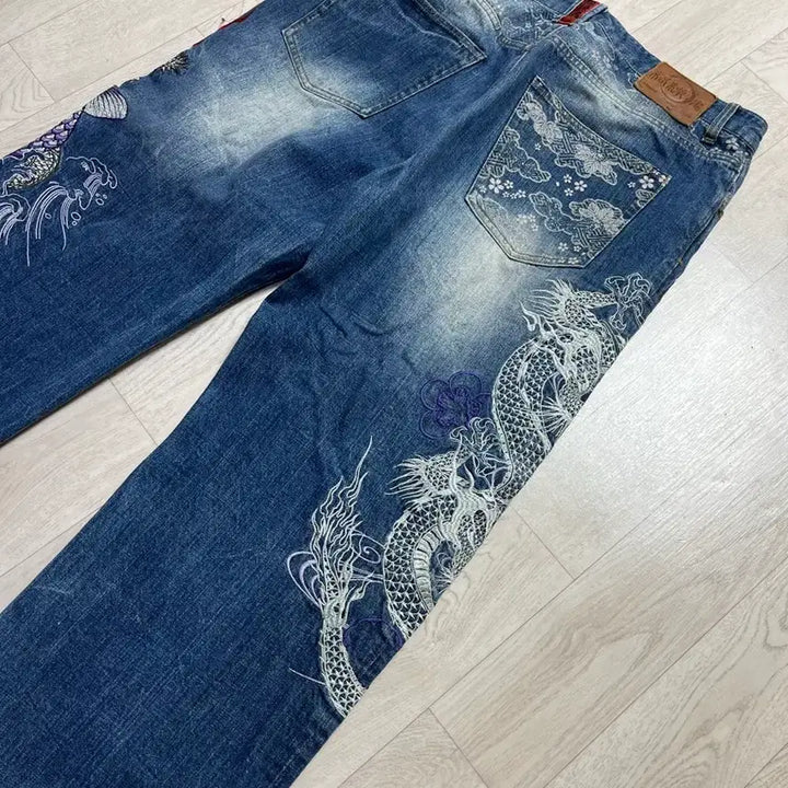[BUNJANG] Karakuri Tamashii Dragon and Carp Embroidered Denim Pants / 카라쿠리 타마시 용, 잉어 자수 데님팬츠