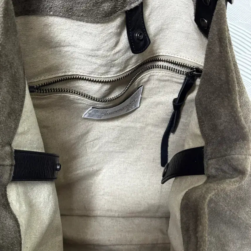 [SOLD OUT] 해칭룸 스웨이드 토트백 그레이