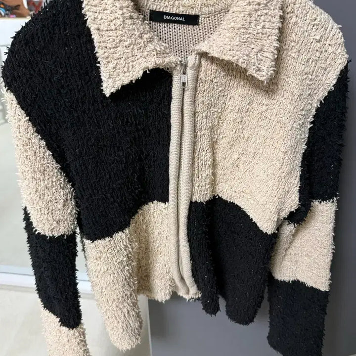 [BUNJANG] Diagonal Color Block Knit Zip-up Cardigan / 다이애그널 컬러 블록 니트 집업 가디건