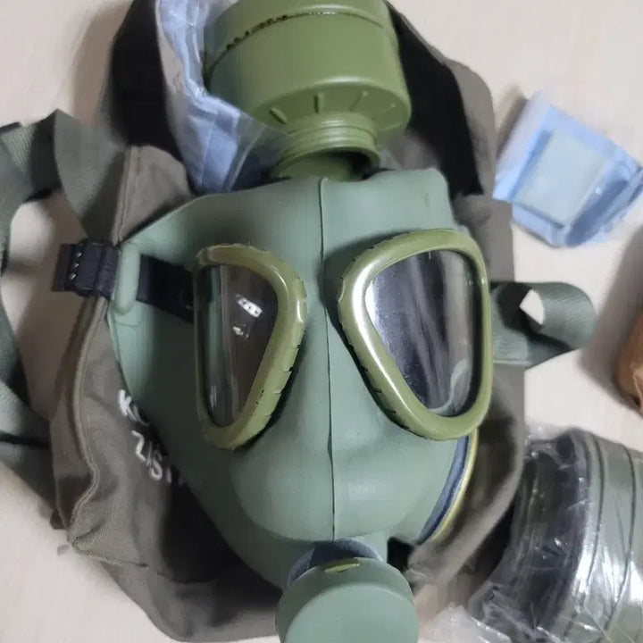 [BUNJANG] Yugoslavian M-1 Gas Mask (Size S) / 유고슬라비아 M-1 방독면