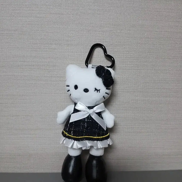 [BUNJANG] Hello Kitty Long Legs Black Tweed Dress Carabiner Keyring / 헬로키티 롱다리 블랙 트위드 드레스 카라비너 키링