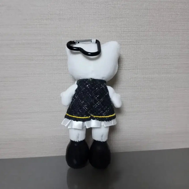 [BUNJANG] Hello Kitty Long Legs Black Tweed Dress Carabiner Keyring / 헬로키티 롱다리 블랙 트위드 드레스 카라비너 키링