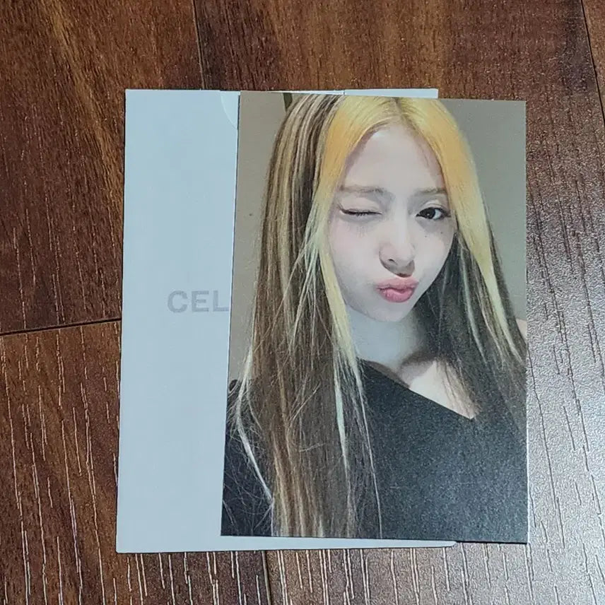 [SOLD OUT] 르세라핌 셀러브레이션 허윤진 공방 포카