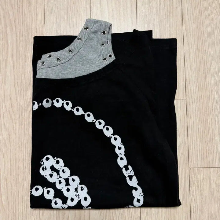 [SOLD OUT] 팬시클럽 로자리 노이어 티 블랙 오프숄더