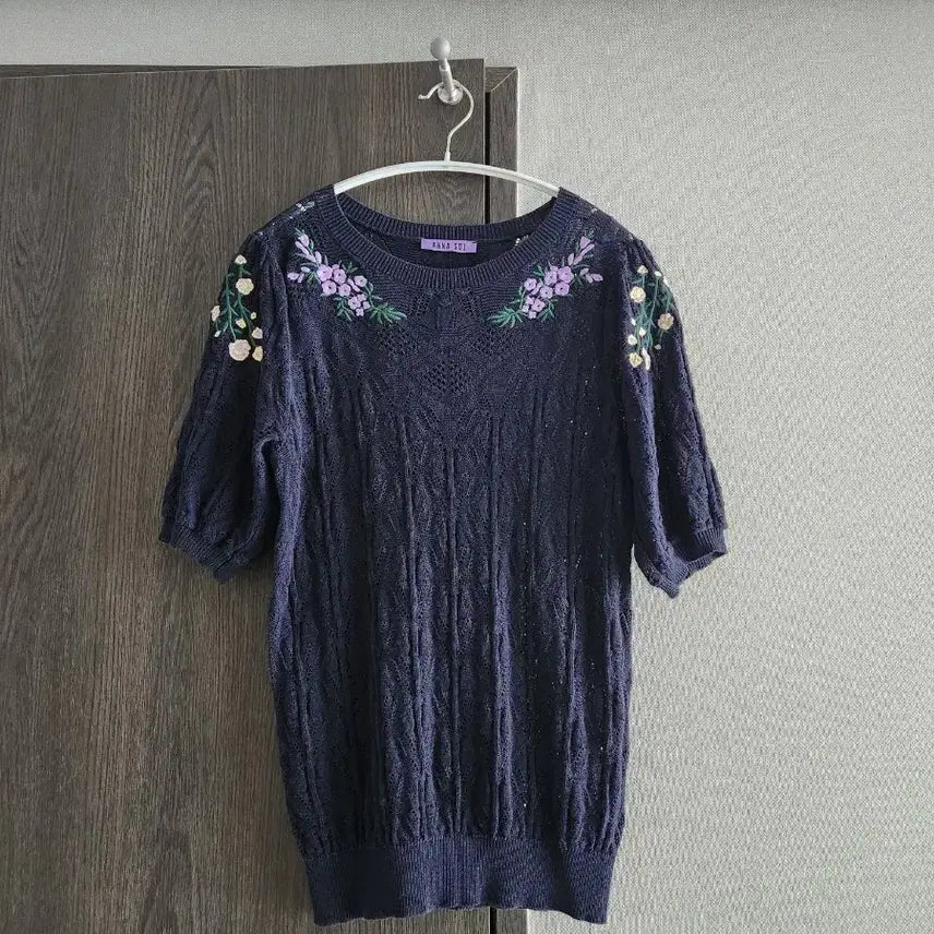 [SOLD OUT] 안나수이 플라워 자수 반팔 니트 95