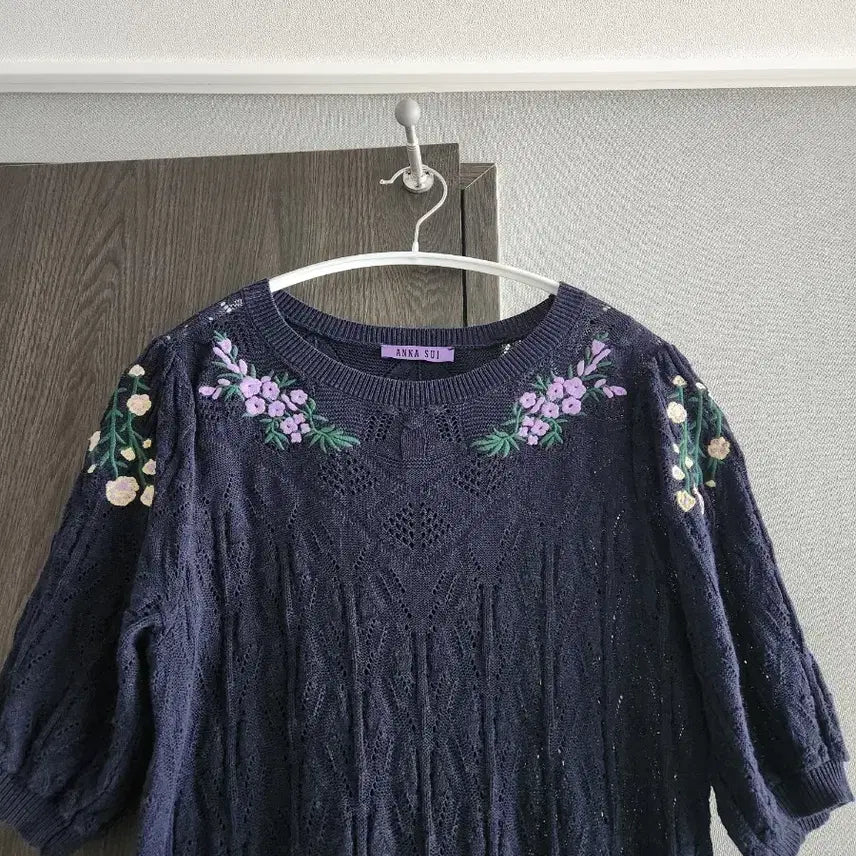 [SOLD OUT] 안나수이 플라워 자수 반팔 니트 95