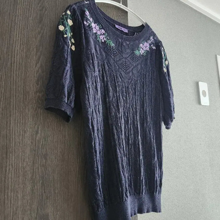 [SOLD OUT] 안나수이 플라워 자수 반팔 니트 95