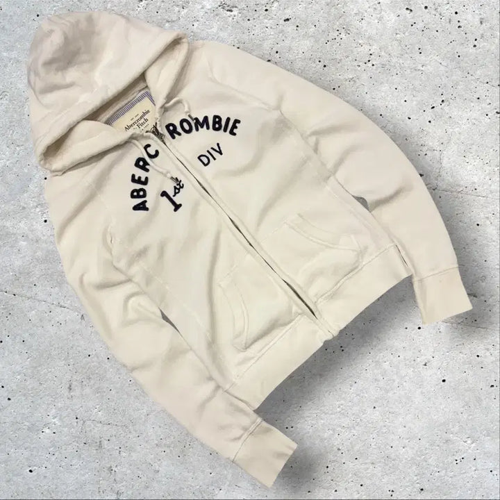 [BUNJANG] Abercrombie Arch Logo White Fleece Hoodie Zip-up (M) / [M] 아베크롬비 아치로고 화이트 기모 후드집업 D834