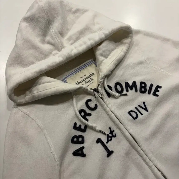 [BUNJANG] Abercrombie Arch Logo White Fleece Hoodie Zip-up (M) / [M] 아베크롬비 아치로고 화이트 기모 후드집업 D834