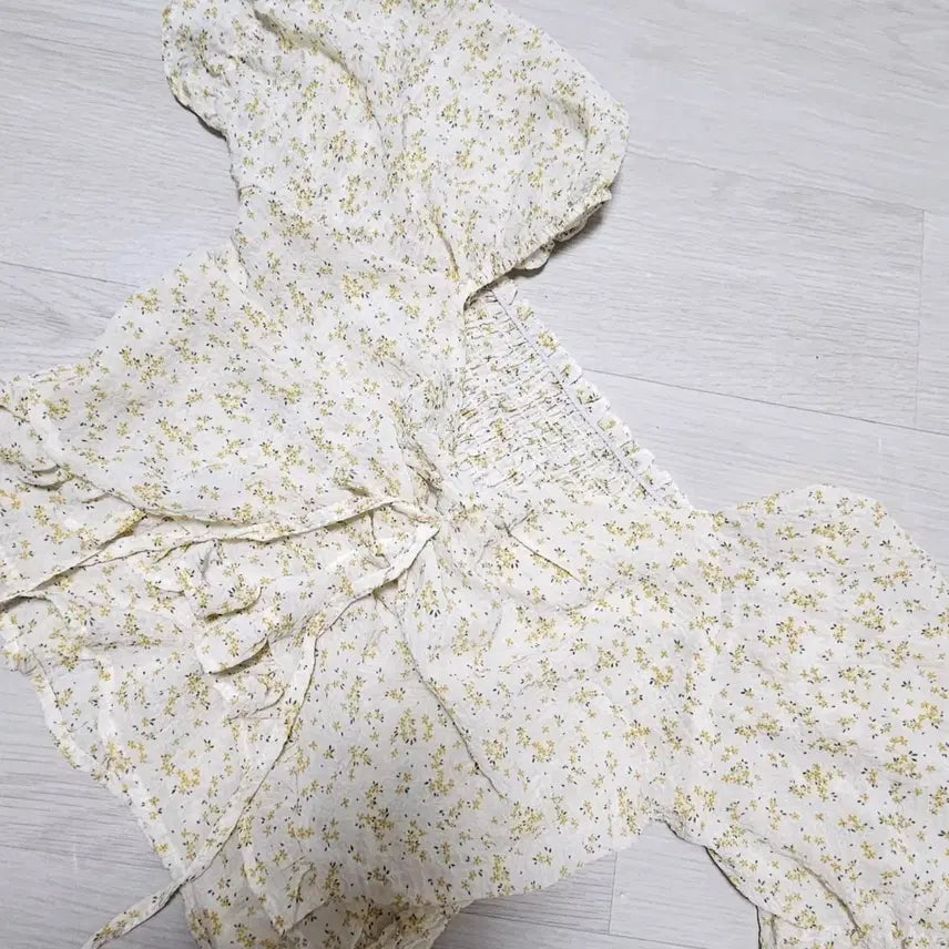 [BUNJANG] Ditsy Floral Puff Sleeve Cropped Blouse / 에이블리 잔꽃무늬 블라우스 퍼프 반팔