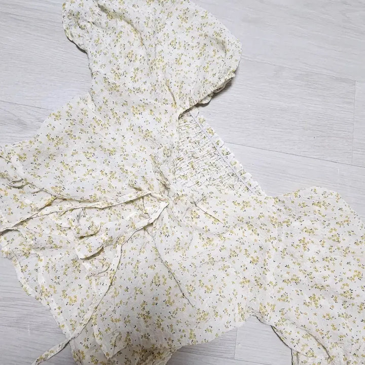 [BUNJANG] Ditsy Floral Puff Sleeve Cropped Blouse / 에이블리 잔꽃무늬 블라우스 퍼프 반팔