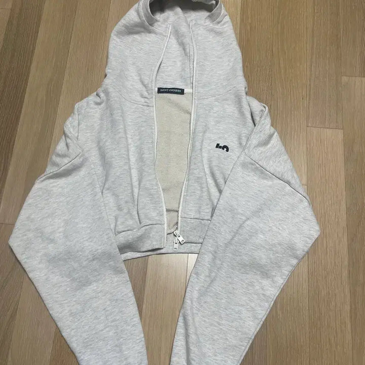 [SOLD OUT] 럭키슈에뜨 크롭 후드집업