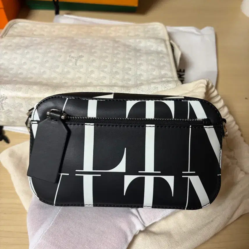 [BUNJANG] Valentino Crossbody Bag - New / 발렌티노 크로스백 새상품