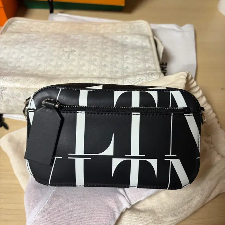 [BUNJANG] Valentino Crossbody Bag - New / 발렌티노 크로스백 새상품