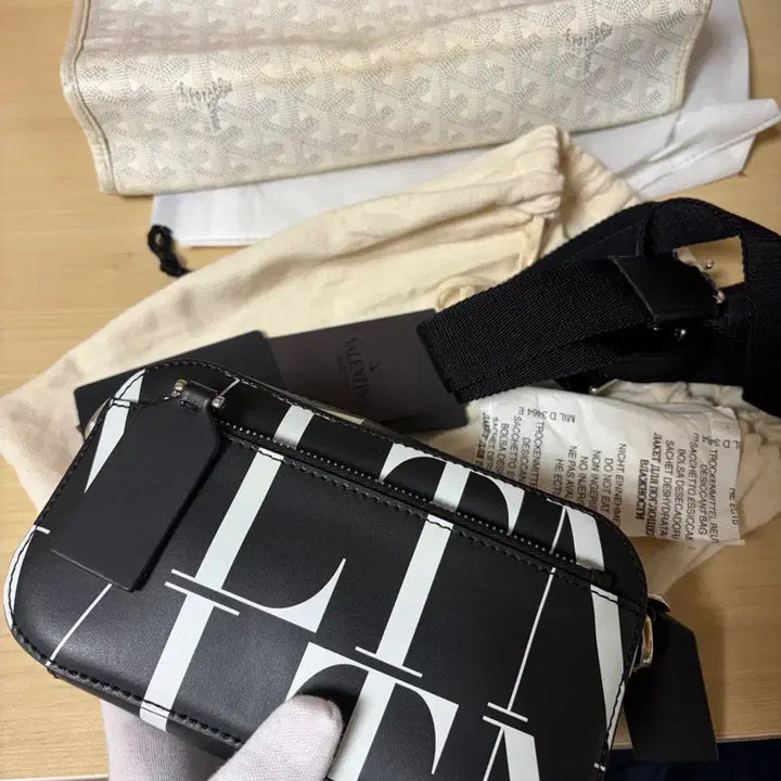 [BUNJANG] Valentino Crossbody Bag - New / 발렌티노 크로스백 새상품