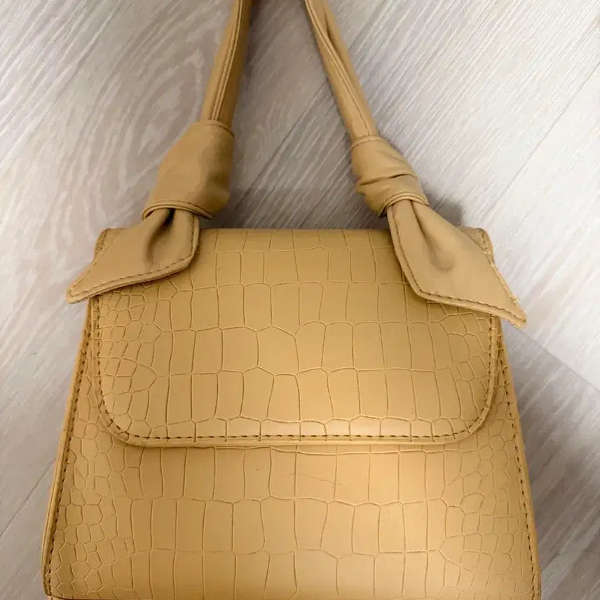 [BUNJANG] Yellow Crocodile Pattern Mini Tote Bag / 옐로우 악어 패턴 미니 토트백(새상품)