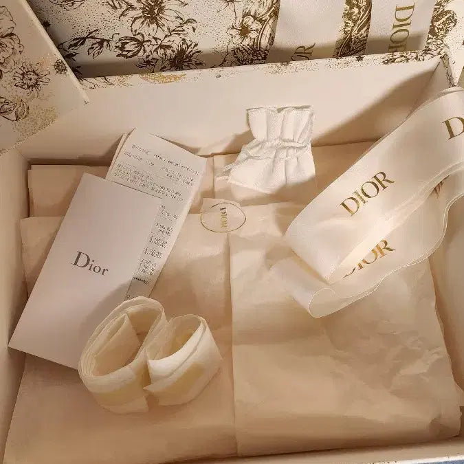 [BUNJANG] Dior Lady Dior Medium Bag Special Box Set with Shopping Bag and Accessories / 10-3)디올가방 레이디백미듐가방박스쇼핑백셋트