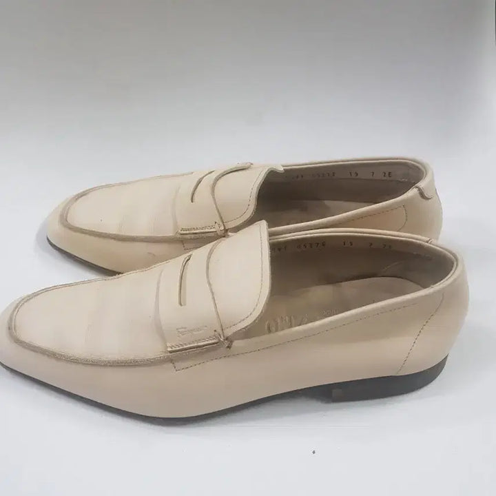 [BUNJANG] Salvatore Ferragamo Ivory Loafers Size 7 2E / 페라가모. 아이보리 로퍼.