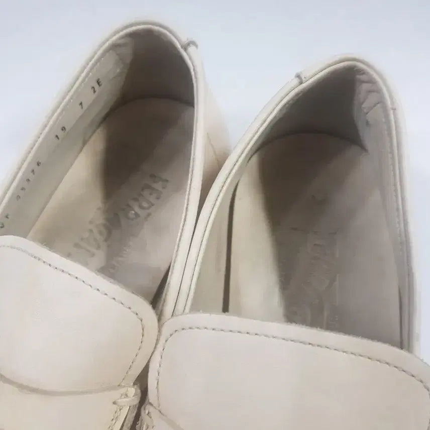 [BUNJANG] Salvatore Ferragamo Ivory Loafers Size 7 2E / 페라가모. 아이보리 로퍼.