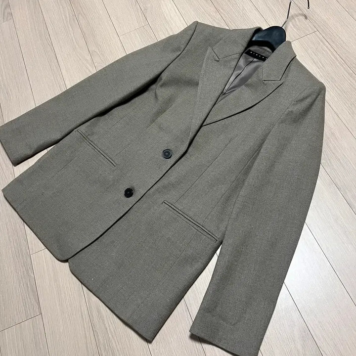 [BUNJANG] 21년 시슬리 SISLEY 투버튼 자켓 카키그레이 봄가을정장오피스룩출근룩 / 21년 시슬리 SISLEY 투버튼 자켓 카키그레이 봄가을정장오피스룩출근룩