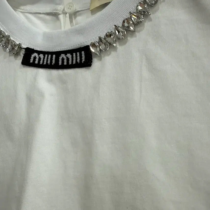 [SOLD OUT] 화이트 큐빅 잛은 반팔 티셔츠