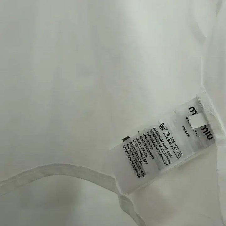 [SOLD OUT] 화이트 큐빅 잛은 반팔 티셔츠