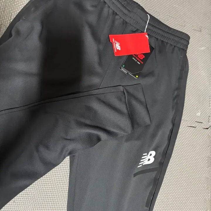 [SOLD OUT] 뉴발란스 블랙 트레이닝 바지 M