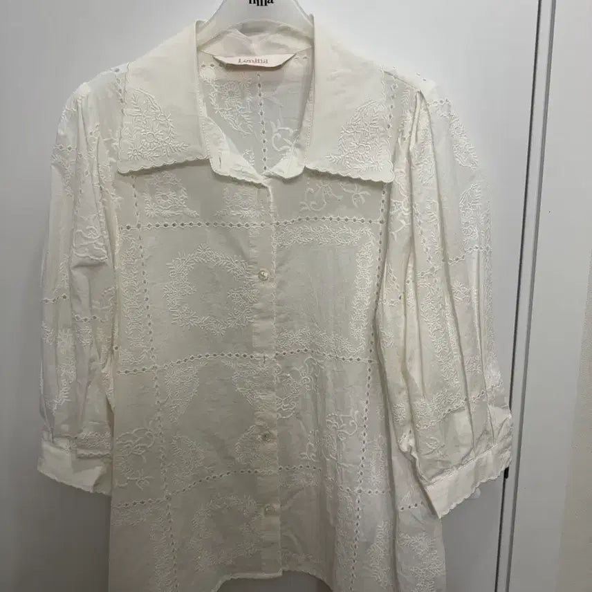 [BUNJANG] VERNA Embroidered Shirt - White (Size M) / 르니나 VERNA 자수 셔츠 화이트M사이즈