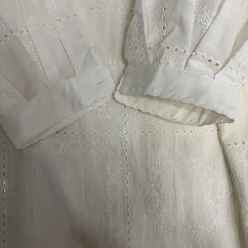 [BUNJANG] VERNA Embroidered Shirt - White (Size M) / 르니나 VERNA 자수 셔츠 화이트M사이즈