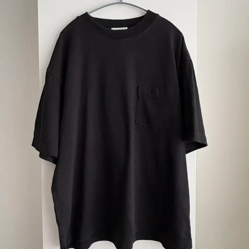 [SOLD OUT] 코스 오버사이즈 포켓 반팔티 블랙