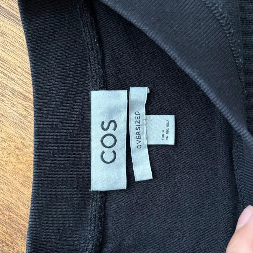 [SOLD OUT] 코스 오버사이즈 포켓 반팔티 블랙
