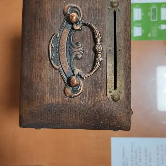 [BUNJANG] Vintage Wooden Piggy Bank / 빈티지 나무 저금통 (동전 가득)