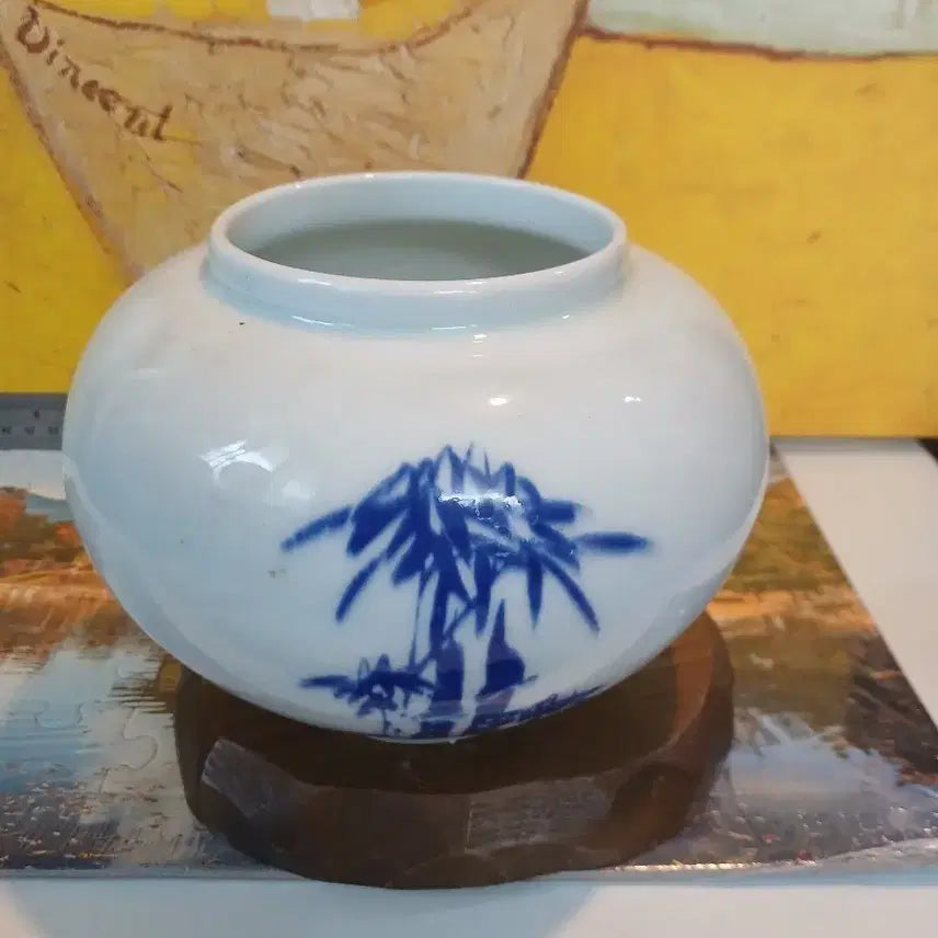 [BUNJANG] Blue-and-White Porcelain Vase with Wooden Stand / 청화 백자 화병 도자기 (나무 받침 포함)